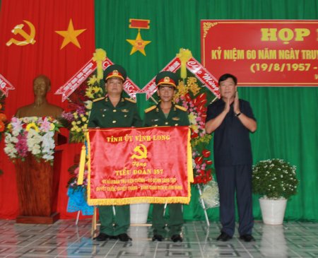 Đồng chí Trần Văn Rón tặng bức trướng của Tỉnh ủy cho Tiểu đoàn, với dòng chữ “60 năm bám trụ kiên cường, cơ động sáng tạo, quyết chiến quyết thắng, xứng danh đơn vị anh hùng”.