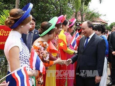 Thủ tướng Nguyễn Xuân Phúc thăm Trung tâm văn hoá Hữu nghị Nakhon Phanom - Hà Nội. Ảnh: Thống Nhất/TTXVN