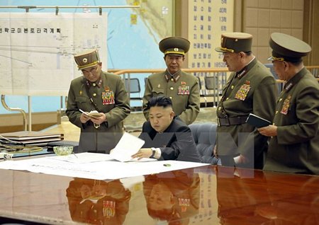Nhà lãnh đạo Triều Tiên Kim Jong-un chủ trì một cuộc họp khẩn tại một địa điểm bí mật ở Triều Tiên. (Tư liệu do KCNA phát ngày 29/3/2013. Nguồn: EPA/TTXVN)