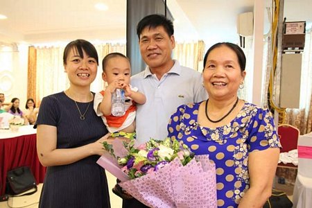 Hai vợ chồng cô Nguyệt chụp ảnh cùng bác sĩ trực tiếp điều trị.