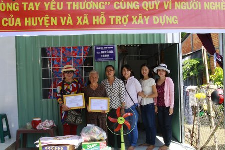 Đại diện Nhóm Vòng tay yêu thương cùng chính quyền địa phương trao nhà cho bà Huỳnh Thị Kim Anh.