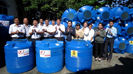 Ông Huỳnh Bá Long- Tỉnh ủy viên, Chủ tịch LĐLĐ tỉnh (thứ ba từ trái sang) và Ban Dân vận, LĐLĐ huyện Vũng Liêm trao bồn nước cho CNVC- LĐ huyện Vũng Liêm.