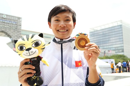 Tay đua Nguyễn Thị Thật nhận HCV môn xe đạp nữ tại SEA Games 29. Ảnh: ĐỨC HUY