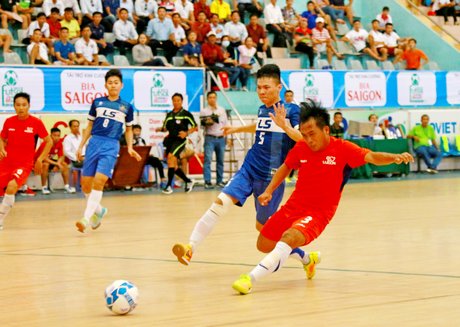 Pha ghi bàn của Anh Tú (Bia Sài Gòn Sông Tiền, áo cam) trong trận thắng Trẻ Thái Sơn Nam 4-2.