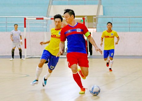  Pha bóng trong trận Khí Cà Mau (áo vàng) thắng BH Xuân Thành Đồng Tháp 3-1. a