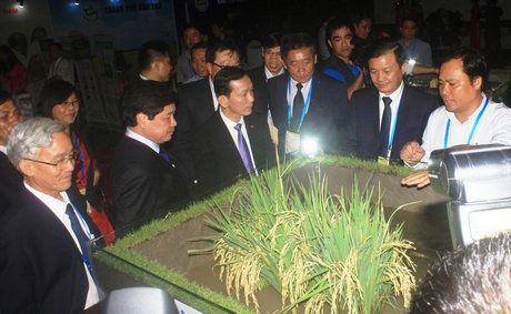 Các đại biểu tham quan mô hình nông nghiệp công nghệ tiên tiến của Việt Nam. 