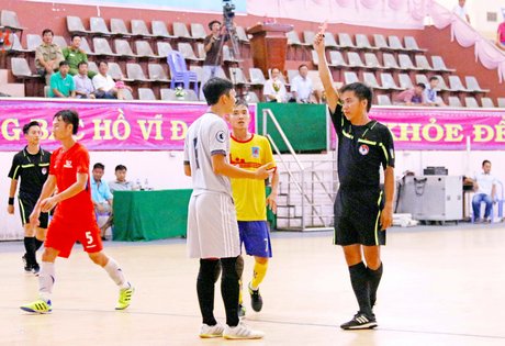 Trọng tài Nguyễn Thế Bảo rút thẻ đỏ phạt TM Duy Khánh (1, Khí Cà Mau) ở phút 26.