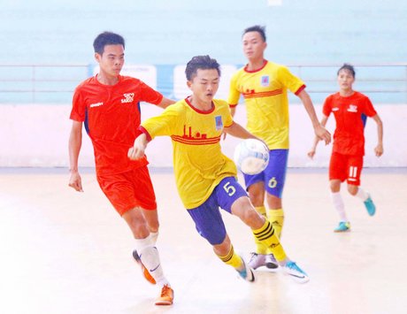  Pha tranh bóng trong trận bán kết 1, Khí Cà Mau (áo vàng) thắng B.SGST 5-2.