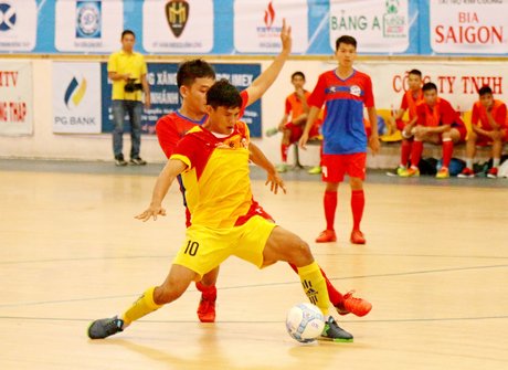 Pha tranh bóng trong trận bán kết 1, Đinh Gia FC thắng Bảo hiểm Xuân Thành Đồng Tháp 7-1. 