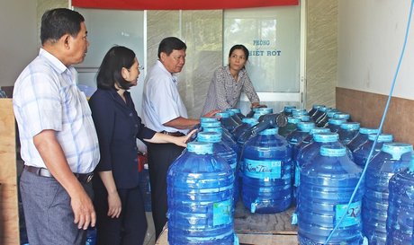  Đoàn khảo sát tại cơ sở sản xuất nước uống đóng chai Kim Toàn