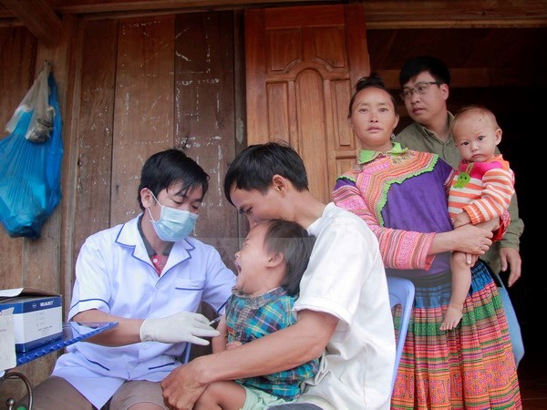 Cán bộ y tế dự phòng huyện Đam Rông tiêm chủng cho trẻ em và phụ nữ dân di cư tự vào tỉnh Lâm Đồng. (Ảnh: Đặng Tuấn/TTXVN)