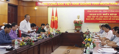 Buổi làm việc của đoàn Vĩnh Long tại hội trường Tỉnh ủy Đắk Lắk.