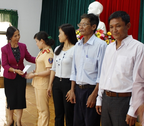 Phó Bí thư Thường trực Tỉnh ủy Kon Tum Y Mửi trao quà cho các cá nhân học tập và làm theo tư tưởng, đạo đức phong cách Hồ Chí Minh.