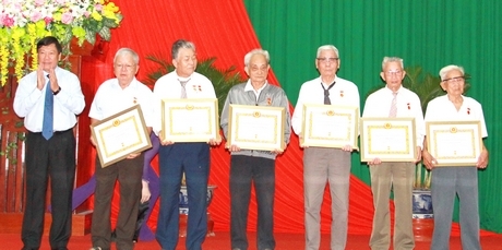 Bí thư Tỉnh ủy- Trần Văn Rón trao Huy hiệu Đảng cho các đồng chí từ 55 năm đến 70 năm tuổi Đảng.