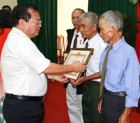 Chủ tịch UBND tỉnh- Nguyễn Văn Quang trao Huy hiệu Đảng cho các đồng chí 50 năm tuổi Đảng. 