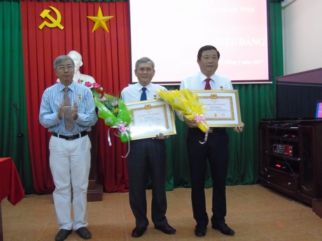 Đồng chí Nguyễn Văn Khuyến- Phó Bí thư Đảng ủy Khối Các cơ quan tỉnh trao Huy hiệu 30 năm tuổi Đảng.