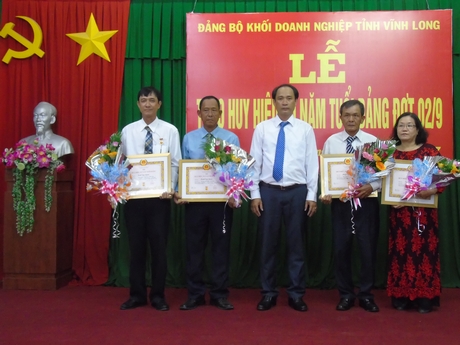Đồng chí Trần Xuân Thiện- Bí thư Đảng ủy Khối Doanh nghiệp trao Huy hiệu 30 năm tuổi Đảng.