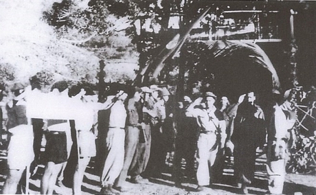 Đồng chí Cayxỏn Phômvihản (đầu tiên bên trái) cùng các cán bộ Quân đội Việt Nam tại Lào (Nguồn: Sách ảnh Quan hệ đặc biệt Việt Nam-Lào/Nhà xuất bản Thông tấn)
