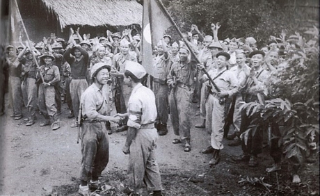 Một đơn vị quân tình nguyện Việt Nam gặp gỡ đơn vị quân đội giải phóng nhân dân Lào. (Nguồn: Sách ảnh Quan hệ đặc biệt Việt Nam-Lào/Nhà xuất bản Thông tấn)
