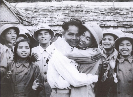 Bộ đội tình nguyện Việt Nam chia tay các bạn Lào trước khi trở về nước. (Nguồn: Sách ảnh Quan hệ đặc biệt Việt Nam-Lào/Nhà xuất bản Thông tấn)