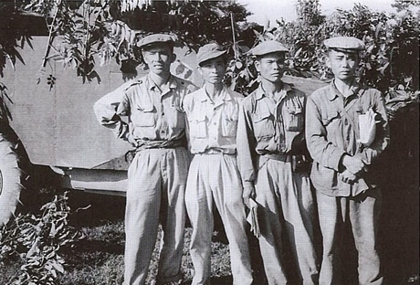 Chuyên gia quân sự Việt Nam và chiến sỹ quân đội Lào. (Nguồn: Sách ảnh Quan hệ đặc biệt Việt Nam-Lào/Nhà xuất bản Thông tấn)