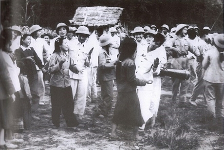 Bộ đội tình nguyện Việt Nam liên hoan chia tay nhân dân các bộ tộc Lào trước khi về nước. (Nguồn: Sách ảnh Quan hệ đặc biệt Việt Nam-Lào/Nhà xuất bản Thông tấn)