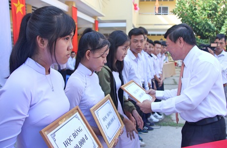 Bí thư Tỉnh ủy- Trần Văn Rón trao học bổng cho các em học sinh.