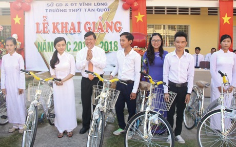 Bí thư Tỉnh ủy- Trần Văn Rón và Giám đốc Sở GD- ĐT Nguyễn Thị Quyên Thanh trao xe đạp giúp các em có điều kiện đến trường. 