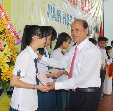Phó Bí thư Thường trực Tỉnh ủy, Chủ tịch HĐND tỉnh- Trương Văn Sáu trao học bổng cho các học sinh hoàn cảnh khó khăn có nhiều nỗ lực học tập.