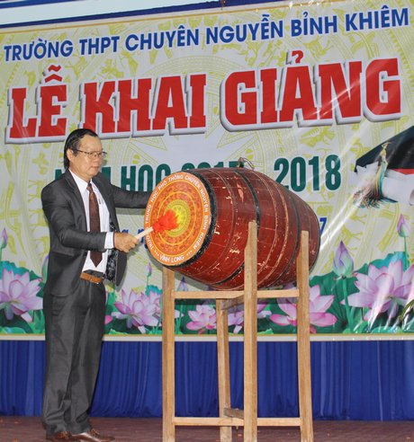 Thầy hiệu trưởng Nguyễn Hồng Phước gióng hồi trống khai giảng năm học 2017-2018 của Trường THPT chuyên Nguyễn Bỉnh Khiêm.