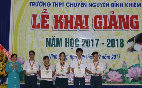 Phó Giám đốc Sở Giáo dục- Đào tạo Vĩnh Long Trương Thanh Nhuận trao phần thưởng cho học sinh đạt giải cao trong các kỳ thi.