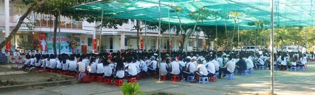 Vui ngày khai giảng năm học mới tại Trường THPT Hòa Ninh.