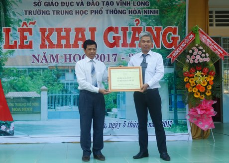  Ông Lê Phi Long- Phó Bí thư Huyện ủy- Chủ tịch UBND huyện Long Hồ thông qua nhà tài trợ trao phần hỗ trợ sách giáo khoa cho đại diện nhà trường.
