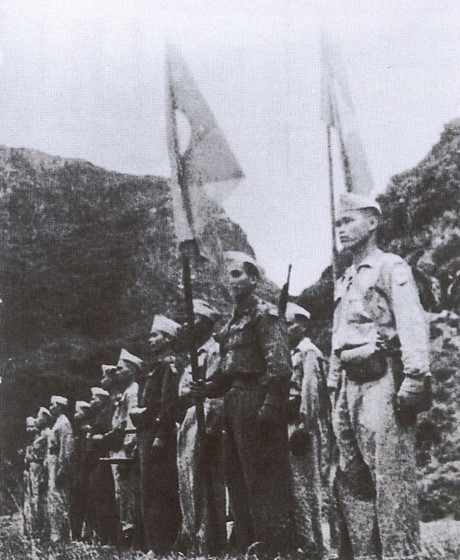 Liên quân Lào-Việt chào cờ trước giờ xuất trận (1946). (Nguồn: Sách Ảnh Quan hệ đặc biệt Việt Nam-Lào /Nhà xuất bản Thông tấn)
