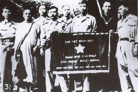 Bức trướng Lào-Việt đoàn kết do Chính phủ nước Việt Nam dân chủ cộng hòa tặng Đại hội Quốc dân Lào tháng 8/1950. (Nguồn: Sách Ảnh Quan hệ đặc biệt Việt Nam-Lào /Nhà xuất bản Thông tấn)