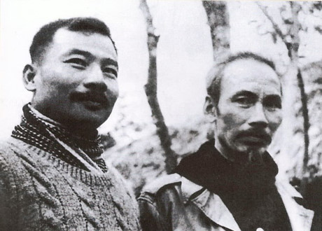 Chủ tịch Hồ Chí Minh và Thủ tướng Chính phủ kháng chiến Lào Issara Souphanouvong tại chiến khu Việt Bắc năm 1951. (Nguồn: Sách Ảnh Quan hệ đặc biệt Việt Nam-Lào /Nhà xuất bản Thông tấn)