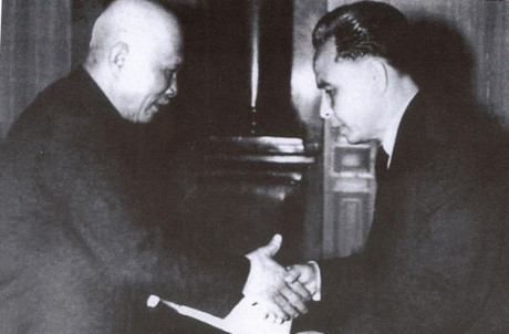 Đại sứ đặc mệnh toàn quyền đầu tiên của Vương quốc Lào Pheng Norin (bên phải) trình Quốc thư lên Phó Chủ tịch nước Việt Nam Dân chủ Cộng hòa Tôn Đức Thắng, tại Hà Nội ngày 21/2/1963. (Nguồn: Sách Ảnh Quan hệ đặc biệt Việt Nam-Lào /Nhà xuất bản Thông tấn)