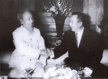 Chủ tịch Hồ Chí Minh tiếp Quốc vương Lào Sisavang Vatthana tại Hà Nội ngày 10/3/1963. (Nguồn: Sách Ảnh Quan hệ đặc biệt Việt Nam-Lào/Nhà xuất bản Thông tấn)
