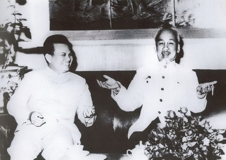 Chủ tịch Hồ Chí Minh và Bí thư thứ nhất Đảng Nhân dân Lào Kaysone Phomvihane, Hà Nội, ngày 8/2/1966. (Nguồn: Sách Ảnh Quan hệ đặc biệt Việt Nam-Lào /Nhà xuất bản Thông tấn)