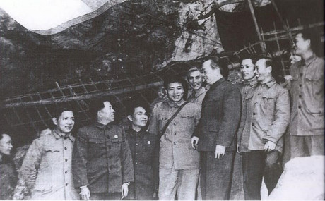 Đại tướng Võ Nguyên Giáp thăm đoàn 959 tại Sầm Nưa, Lào năm 1969. (Nguồn: Sách Ảnh Quan hệ đặc biệt Việt Nam-Lào /Nhà xuất bản Thông tấn)