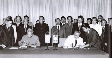 Thủ tướng Phạm Văn Đồng và Thủ tướng Kaysone Phomvihane ký Hiệp ước Hữu nghị và Hợp tác giữa nước Cộng hòa Xã hội Chủ nghĩa Việt Nam và nước Cộng hòa Dân chủ Nhân dân Lào tại Thủ đô Vientiane ngày 18/7/1977. (Nguồn: Sách Ảnh Quan hệ đặc biệt Việt Nam-Lào /Nhà xuất bản Thông tấn)