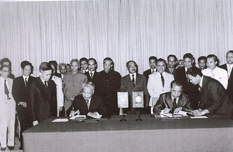 Phó Thủ tướng Phạm Hùng và Phó Thủ tướng Lào Phoune Sipaseuth Ký Hiệp ước Hoạch định biên giới Việt Nam-Lào ngày 18/7/1977.(Nguồn: Sách Ảnh Quan hệ đặc biệt Việt Nam-Lào /Nhà xuất bản Thông tấn)