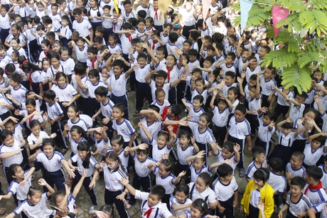 Học sinh Trường Tiểu học thị trấn Trà Ôn cùng hòa nhịp trong “Ngày hội khai trường”.