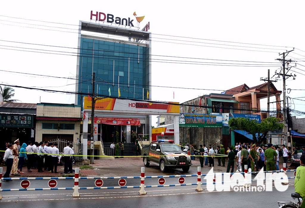Cơ quan điều tra phong tỏa hiện trường vụ cướp tại chi nhánh Ngân hàng HD Bank thị trấn Gia Ray, huyện Xuân Lộc, Đồng Nai vào ngày 1/9 - Ảnh: ĐỨC TRONG