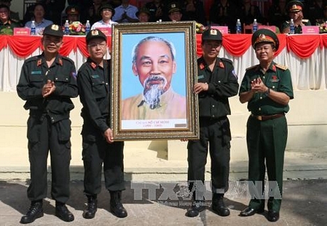 Phó Chủ tịch Quốc hội Đỗ Bá Tỵ tặng ảnh chân dung Chủ tịch Hồ Chí Minh cho các cán bộ, chiến sĩ Trung đoàn CSCĐ Tây Nam Bộ.