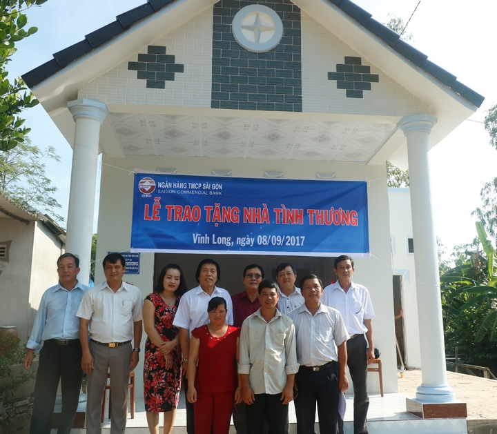 Đại diện Hội Chữ thập đỏ tỉnh cùng chính quyền địa phương và nhà tài trợ bàn giao nhà cho gia đình ông Trương Văn Bé Tư.