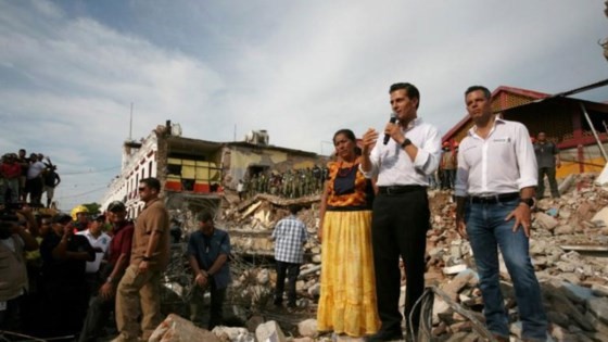 Tổng thống Enrique Peña Nieto (thứ 2 từ phải qua) thị sát Muchitan, Mexico hôm 8/9. ẢNh: Reuters