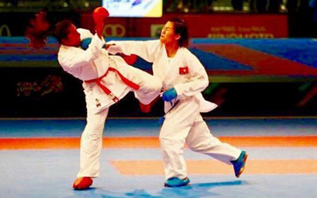 Nguyễn Thị Ngoan (găng xanh) tạo cột mốc lịch sử cho karatedo Việt Nam.