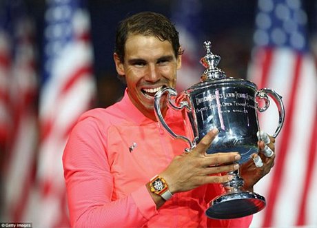 Rafael Nadal với hành động cắn chiếc cup quen thuộc sau mỗi lần vô địch. Ảnh: Getty Images.