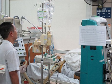 Nam thanh niên 22 tuổi bị ngộ độc thuốc hạ sốt đang nằm điều trị tại Trung tâm chống độc Bệnh viện Bạch Mai